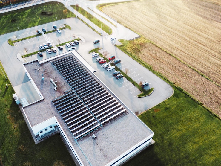 Cele mai bune soluții pentru montajul sistemelor fotovoltaice pe acoperiș plat