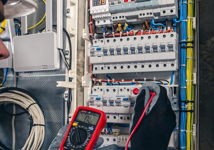 Cum testăm tablourile electrice înainte de punerea în funcțiune